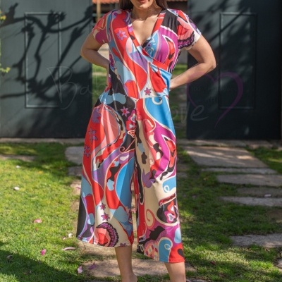 Macacão colorido com padrão abstrato e mangas curtas