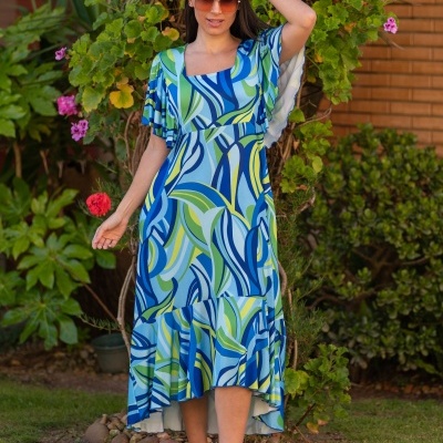 Vestido midi colorido com padrão abstrato usado em jardim