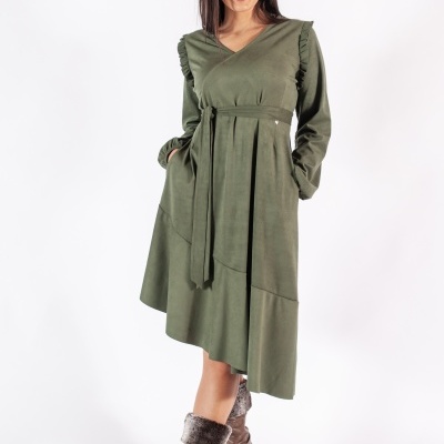 Vestido verde assimétrico com botas castanhas de pêlo