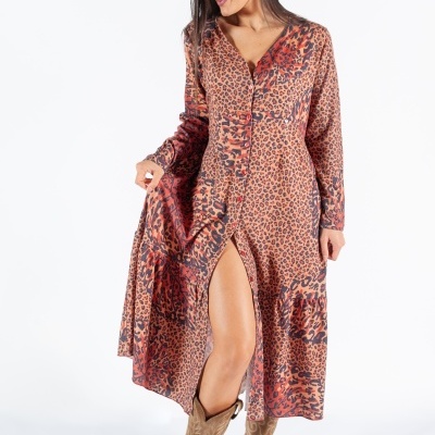 Vestido comprido animal print castanho e vermelho com botões e fenda, usado com botas castanhas.