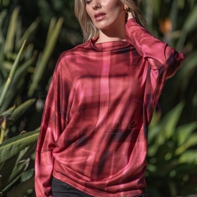 Túnica rosa com padrão de linhas usada por mulher com cabelo loiro no exterior