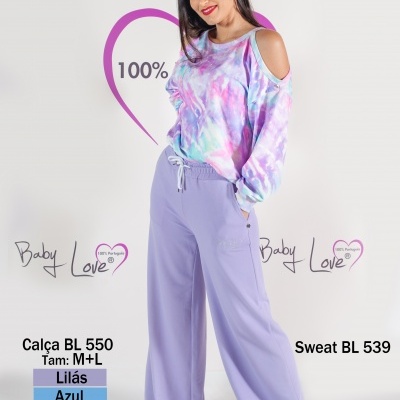 Mulher com sweat tie-dye e calças lilás em estúdio branco com logotipos Baby Love