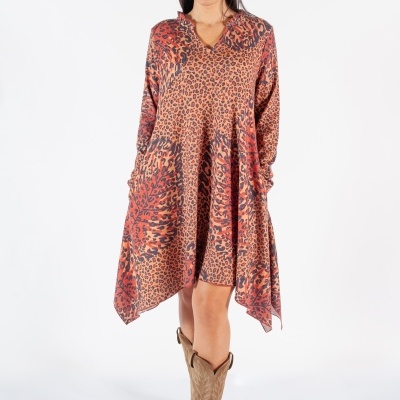 Mulher com vestido animal print, boina castanha e botas bege