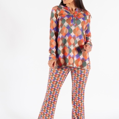 Conjunto de pijama feminino colorido com padrão geométrico