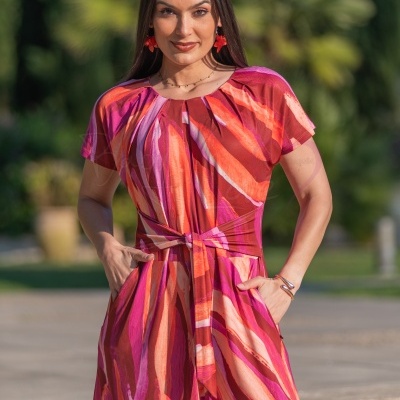 Vestido feminino colorido com padrão abstrato e mangas curtas