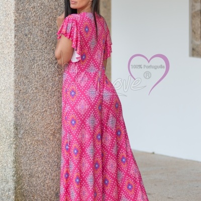 Vestido longo cor-de-rosa com padrão geométrico usado por mulher com óculos de sol, texto '100% Portuguesa', 'Noce Love', 'NC 534'.