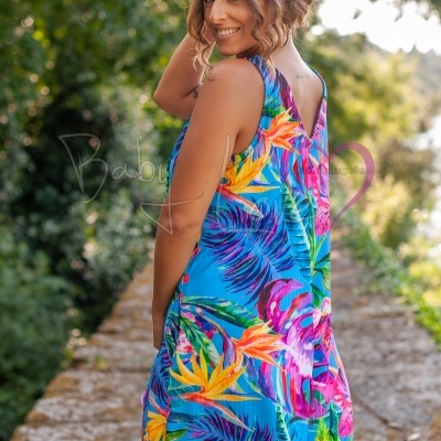 Vestido curto tropical colorido em ambiente ao ar livre
