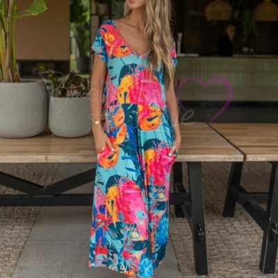 Vestido comprido feminino com padrão floral colorido em azul, rosa, laranja e amarelo