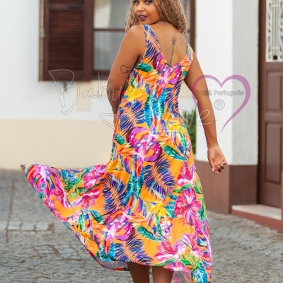 Vestido longo tropical colorido em modelo entre portas e parede