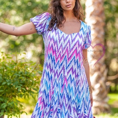 Vestido curto colorido com padrão ziguezague e mangas bufantes