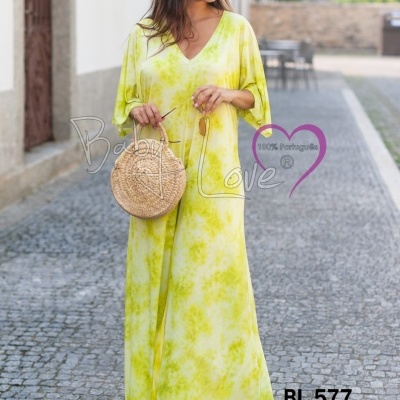 Vestido longo amarelo tie-dye com decote em V e mala redonda de palha