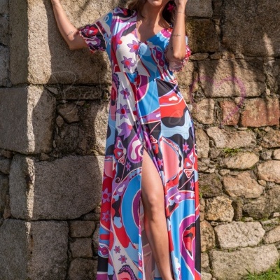 Vestido longo colorido com padrão abstrato, botões e fenda na perna