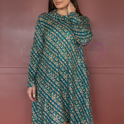 Vestido floral verde de manga comprida em modelo