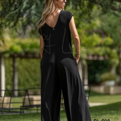 Macacão preto de tecido fluído com calças largas e decote em V nas costas