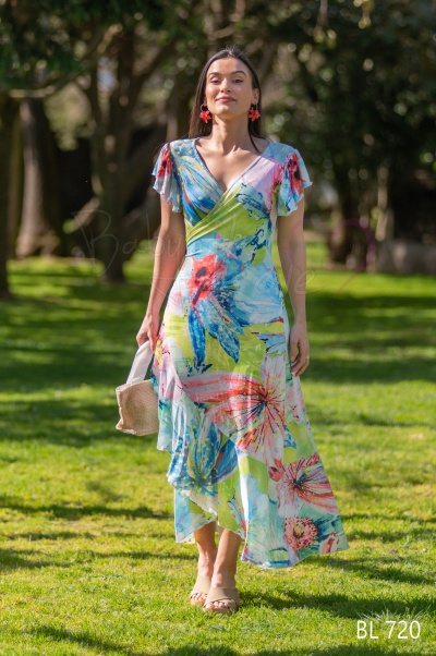 Vestido floral colorido mulher em relvado com árvores ao fundo
