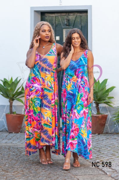 Duas mulheres com vestidos florais coloridos em ambiente externo perante porta escura