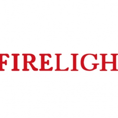Logótipo FIRELIGHT em vermelho com símbolo de chama