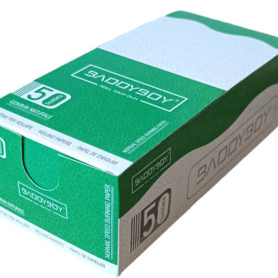 Caixa verde, branca e cinzenta com 50 panos em papel absorvente Baddysboy