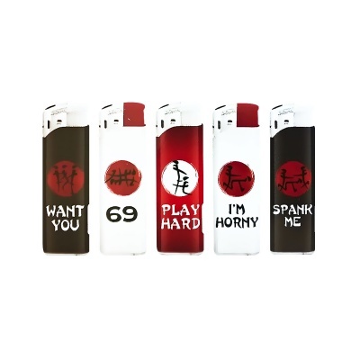 Cinco isqueiros com textos e desenhos em vermelho, branco e preto