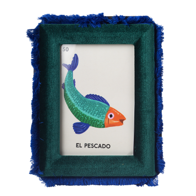 Cartão de jogo com peixe colorido e texto 'EL PESCADO' em moldura azul com franjas