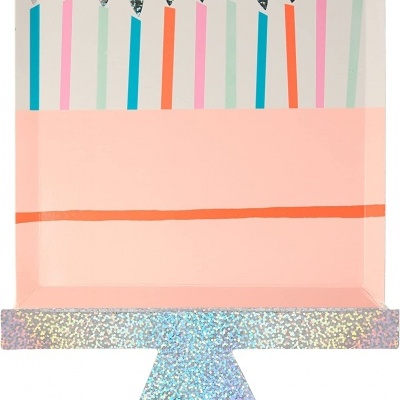 Plateau de festa em forma de bolo rosa com velas coloridas e base prateada cintilante