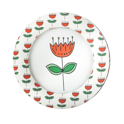 Prato de cerâmica decorado com flores vermelhas e verdes.