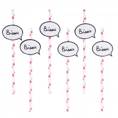 Seis palhinhas com corações cor-de-rosa e balões de fala com a palavra Bisou