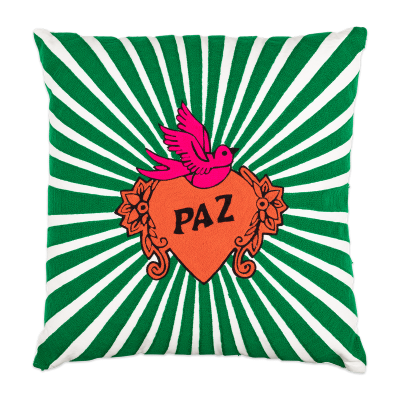 Almofada com padrão de riscas verdes e brancas, coração laranja com palavra PAZ e ave cor-de-rosa.