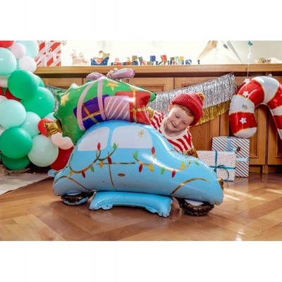 Balão insuflável em forma de carro azul com árvore de Natal e luzes desenhadas, criança com gorro vermelho perto