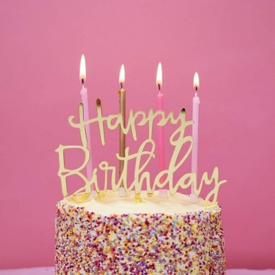 Bolo de aniversário com velas e texto Happy Birthday