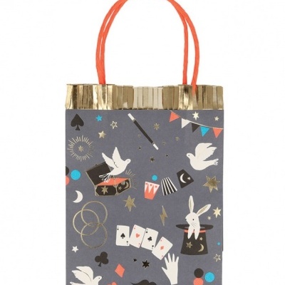 Saco de papel cinzento decorado com temas de magia e alças laranja