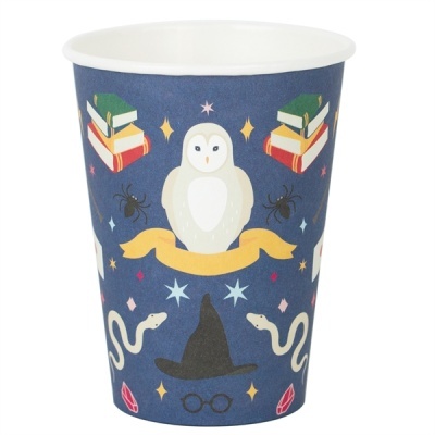 Copo azul com desenhos de coruja, livros, aranhas, serpentes, chapéu de bruxo e óculos
