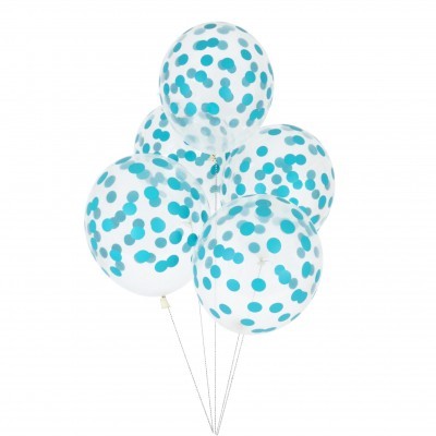 Cinco balões transparentes com confetes azuis