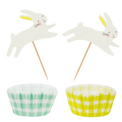 Toppers de coelho em madeira e formas para cupcake em papel verde e amarelo