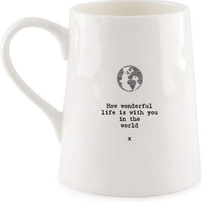 Caneca branca com impressão preta e texto motivacional