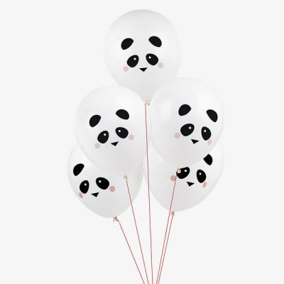 Balões brancos com faces de panda e fitas vermelhas