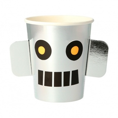 Copo prateado com rosto robótico desenhado e alças laterais
