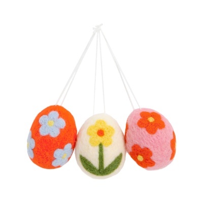 Três ovos decorativos de feltro com flores coloridas pendurados