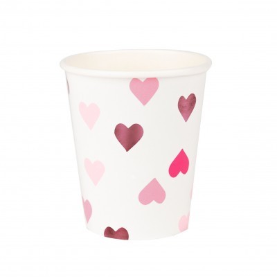 Copo descartável branco com corações rosa e vermelho
