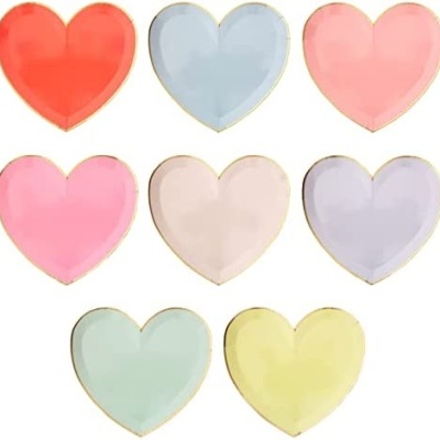 Oito pratos em forma de coração coloridos com bordas douradas