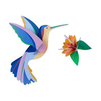 Decoração em papel de beija-flor e flor coloridos