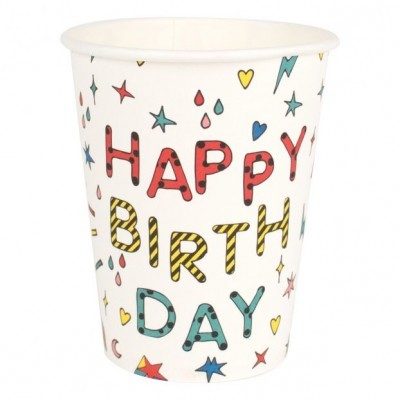 Copo de papel branco com inscrição colorida 'HAPPY BIRTHDAY' e desenhos de estrelas e corações