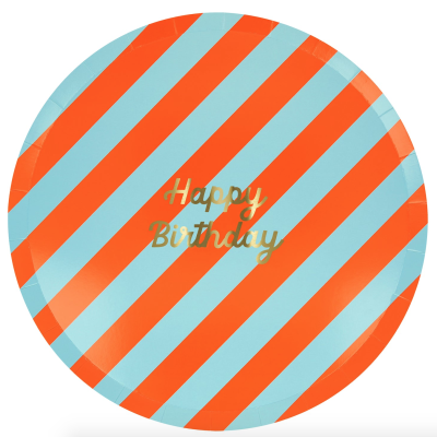 Prato de papel com riscas laranja e azul claro e texto 'Happy Birthday' dourado no centro