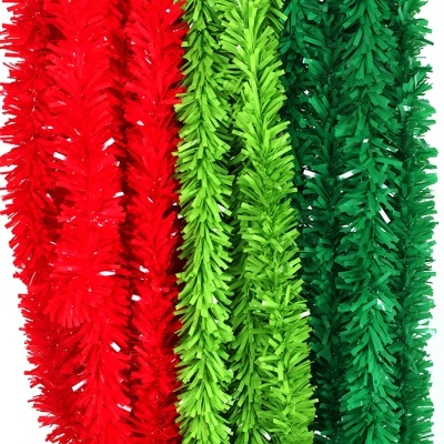 Guirlandas decorativas de Natal vermelhas, verde clara e verde escura em fundo branco