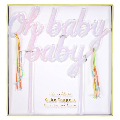 Topo de bolo rosa com frase 'Oh baby baby' e tassels coloridos em caixa branca