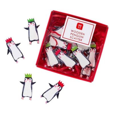 Figuras de pinguins de madeira com coroas coloridas e embalagem vermelha