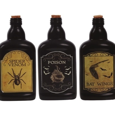 Três frascos pretos com rolhas e rótulos amarelos envelhecidos com textos e imagens relacionadas a ingredientes tóxicos.
