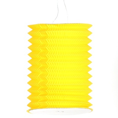 Lampião de papel amarelo pendurado com padrão de chevron