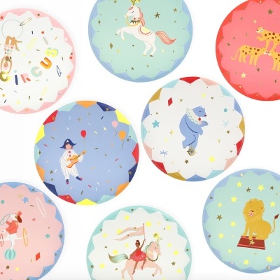 Pratos descartáveis coloridos com desenhos de circo para festas infantis
