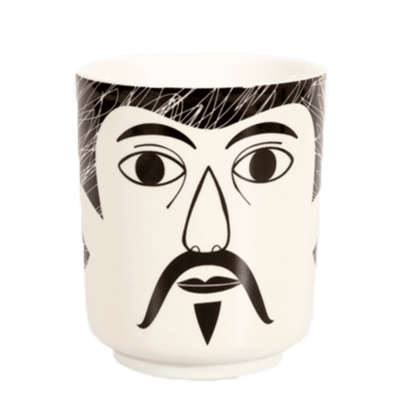 Vaso branco de cerâmica com rosto desenhado a preto